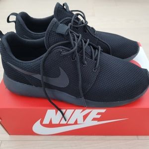 Nike Men's Size 8 Sneaker Black Roshe One